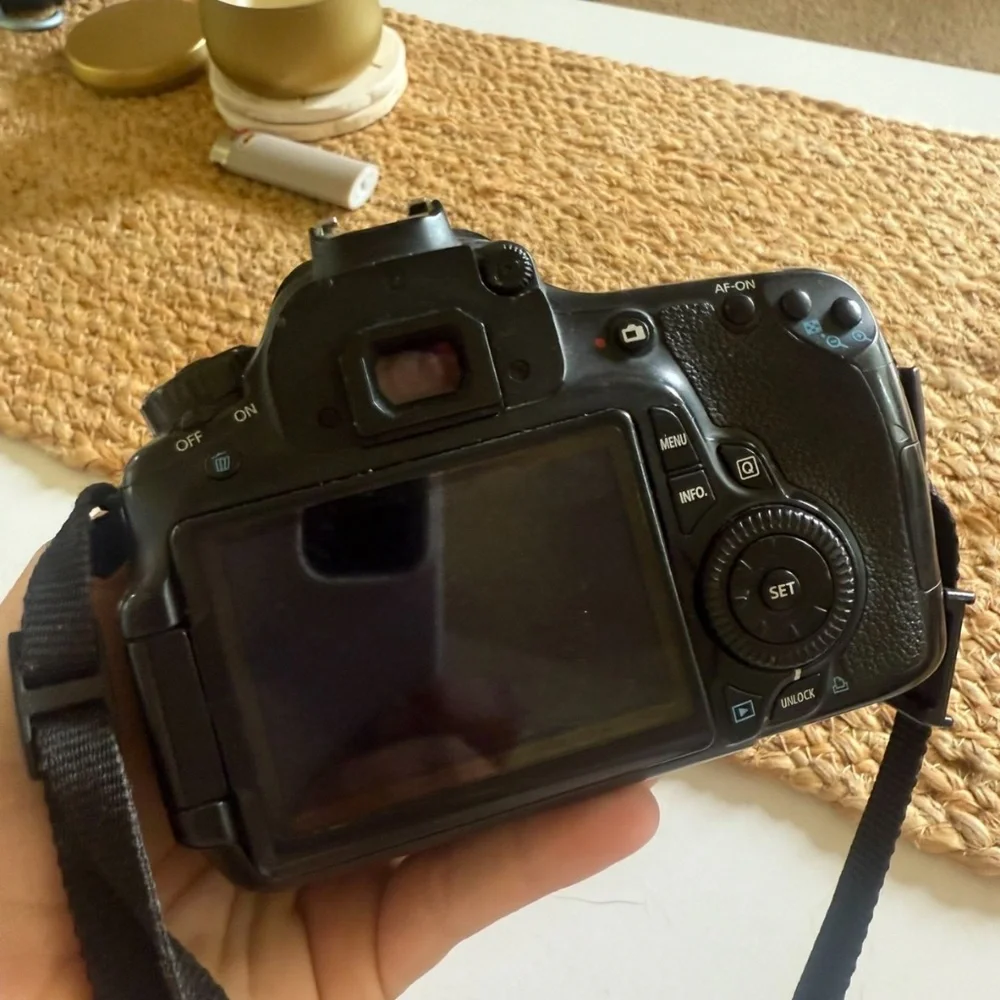 CANON 60D + 50mm Lens and battery